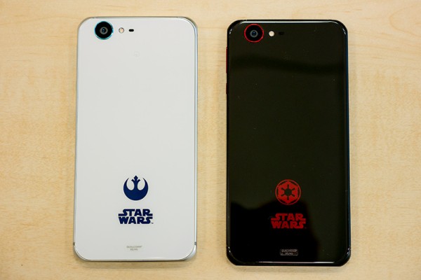 ダークサイドとライトサイドのスター・ウォーズの世界が手のひら