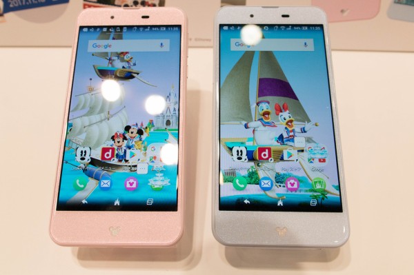 最新ディズニースマホ「Disney Mobile on docomo DM-01J」を写真