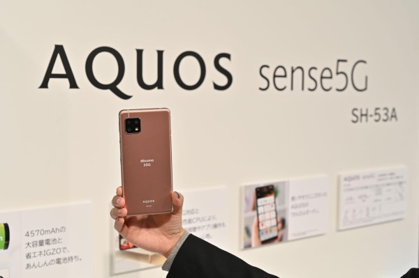 NTTドコモ、5Gに対応したスタンダードスマホ「AQUOS sense5G SH
