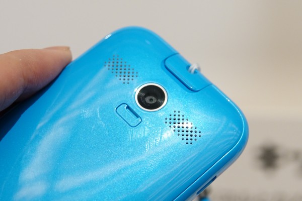 ソフトバンクの子供向けケータイ「キッズフォン 701ZT」を写真で