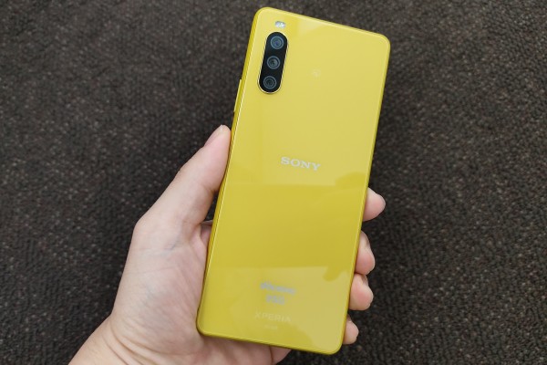 NTTドコモの5G対応スタンダードスマホ「Xperia 10 III SO-52B」を写真