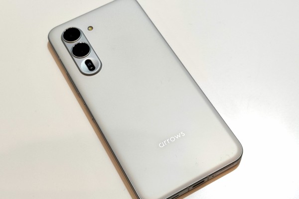 KDDI、FCNTのフラッグシップスマホ「arrows Alpha」のメーカー版「M08