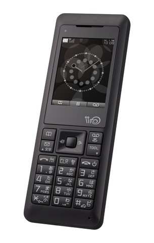 ウィルコム、着せ替えカバーで色のカスタマイズを楽しめるストレート型