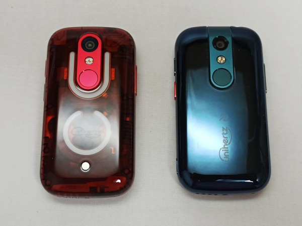 第3弾は光るスケルトンボディーに！3インチ画面の超小型スマホ