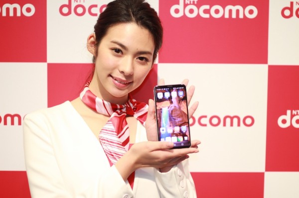 NTTドコモのDaydream対応LG製ハイエンドスマホ「V30+ L-01K」を写真と