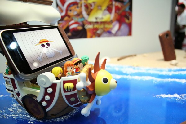 連載15周年記念の限定50,000台コラボモデル！ドコモ向けワンピース