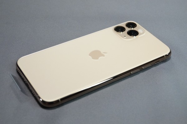iPhone 11 Proを開封レビュー！背面の3眼カメラ周りやマットガラスの