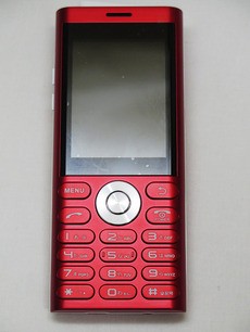 クラウドファンディングから生まれた国内メーカーのシンプルケータイ