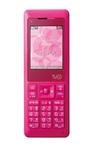 ウィルコム、着せ替えカバーで色のカスタマイズを楽しめるストレート型