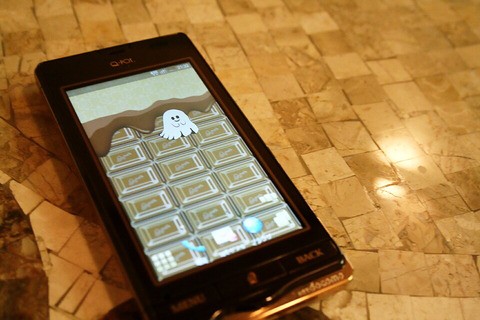 Q-pot Phone SH-04D チョコレート　ドコモ ドコモ、板チョコデザインのスマホ「Q-pot.Phone SH-04D」を