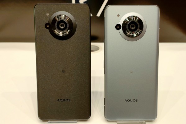 NTTドコモとソフトバンクが5G対応フラッグシップスマホ「AQUOS R7」に