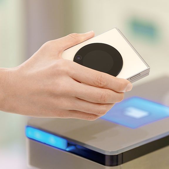 ワイモバイル向けフォルダブルスマホ「Libero Flip（A304ZT