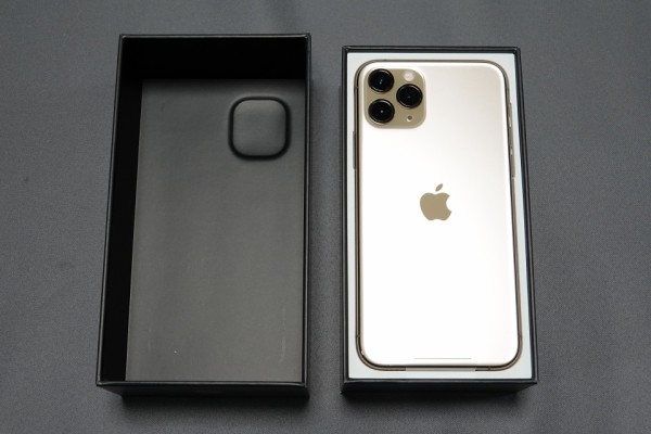 iPhone 11 Proを開封レビュー！背面の3眼カメラ周りやマットガラスの