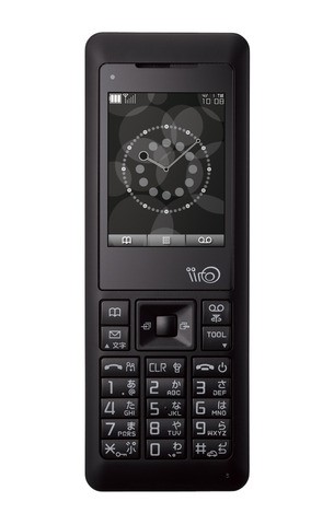 ウィルコム、着せ替えカバーで色のカスタマイズを楽しめるストレート型