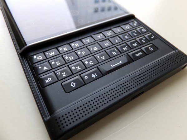 BlackBerry PRIV　スライド式キーボードスマホ　ブラックベリー BlackBerry (ブラックベリー)、格納可能なスライド式物理