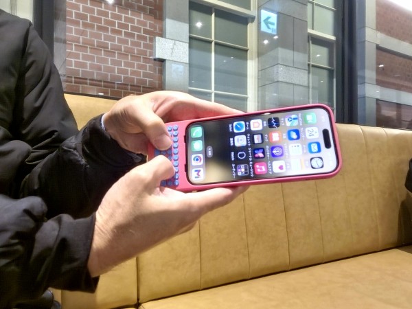 iPhoneを“BlackBerry”化できる物理フルキーボード一体型ケース「Clicks