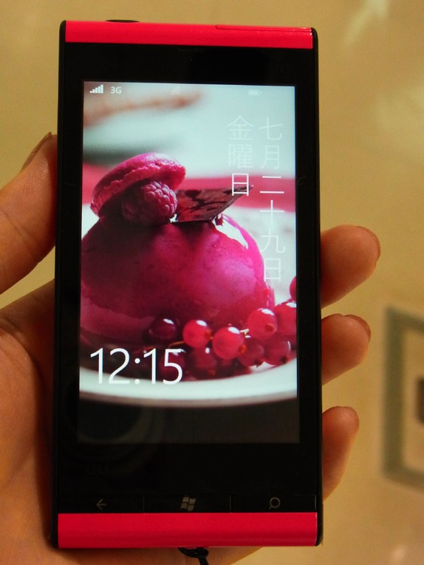 世界初Windows Phone 7.5 Mango搭載「IS12T」の操作性はどう？写真で