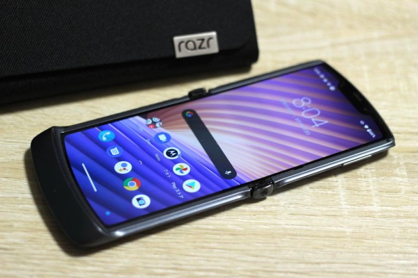 縦折りフォルダブルスマホ「motorola razr 5G」のSIMフリーモデルを