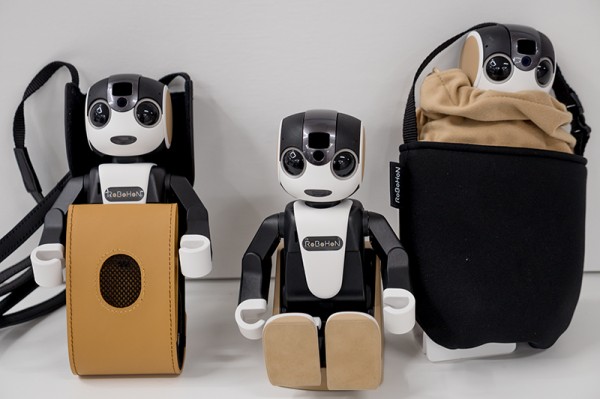 シャープの小型で持ち歩けるロボット型携帯電話「RoBoHoN（ロボホン