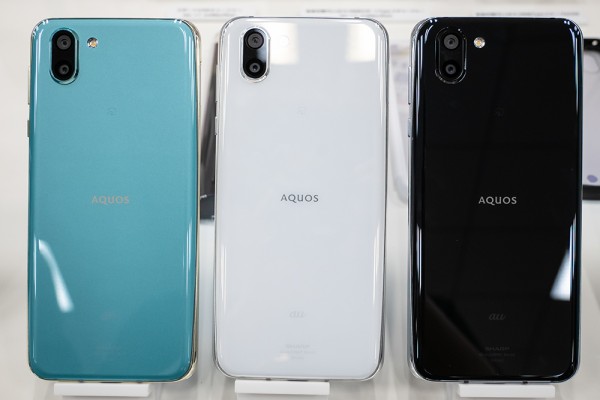 シャープのau向け最新フラッグシップスマホ「AQUOS R2 SHV42」を写真と動画で紹介！夏らしいアクアマリンがラインナップ。ツインカメラの設定なども詳しくチェック【レポート】  : S-MAX