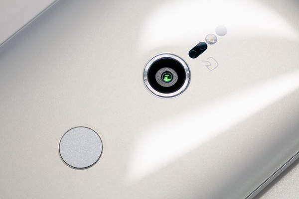 au向け最新フラッグシップスマホ「Xperia XZ3 SOV39」を写真と動画で