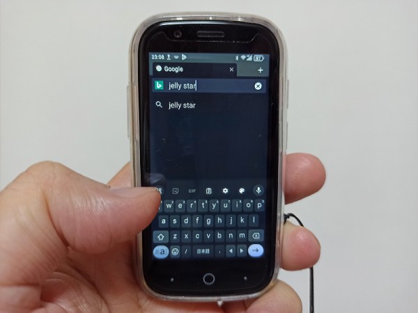 超小型サイズと光るスケルトンボディーの個性派スマホ「Unihertz