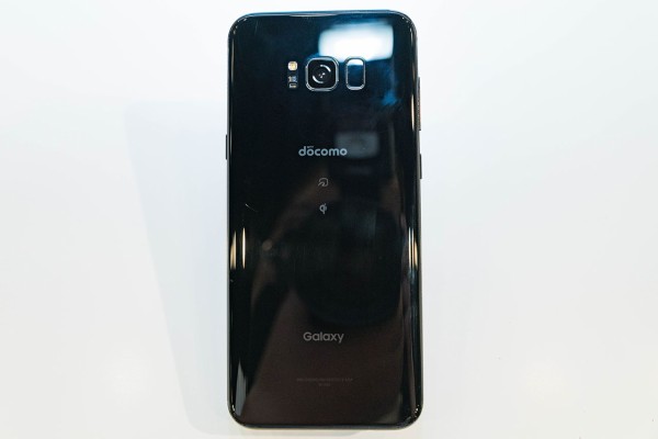 ドコモ史上最大となる6.2インチ縦長ディスプレイを搭載！横幅も抑えて