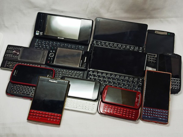 フルキーボードスマホ「Astro Slide 5G Transfomer」と前機「Cosomo