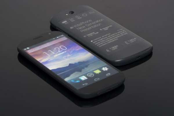背面に電子ペーパーを搭載したAndroidスマホ「YotaPhone」の後継モデル