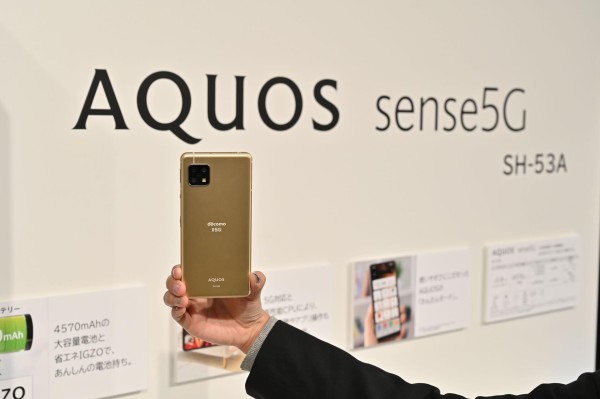 NTTドコモ、5Gに対応したスタンダードスマホ「AQUOS sense5G SH