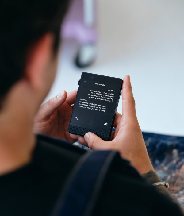 スマートフォン本体 LightPhone3 新作デジタルデトックス端末「Light Phone Ⅲ」発表。シンプルさは