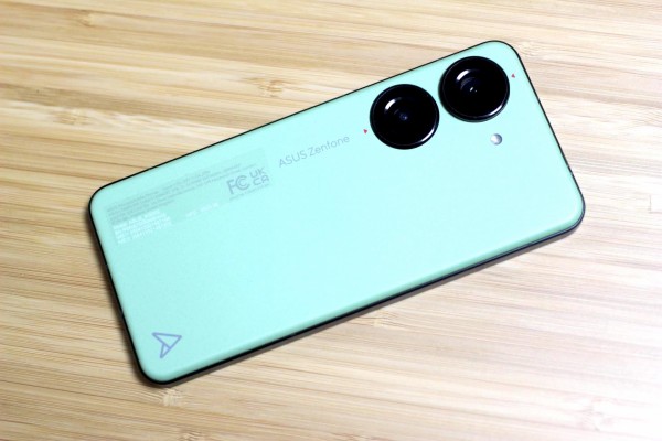 防水＆FeliCa対応で小型・高性能な新フラッグシップスマホ「ASUS