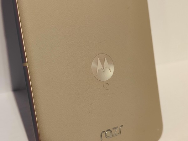 モトローラの防水＆FeliCa対応の新フォルダブルスマホ「motorola