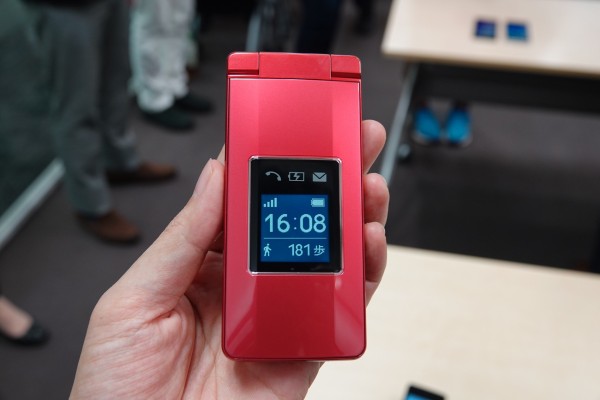 SoftBank向けVoLTE対応折りたたみ型ケータイ「かんたん携帯10」を発表