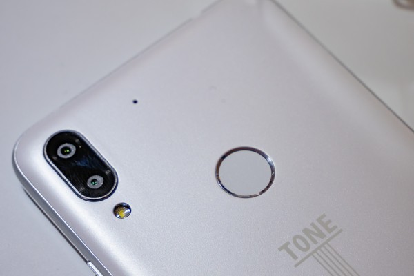 トーンモバイルがデュアルカメラと指紋センサーを搭載したノッチ付フル