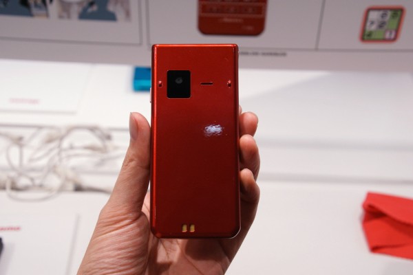ドコモもガラホ！Androidを採用した富士通製折りたたみ型