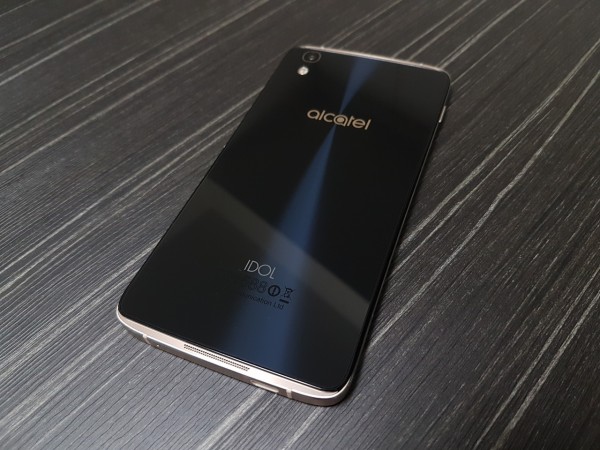 SIMフリースマホ「alcatel IDOL 4」を一足早く開封して外観などを