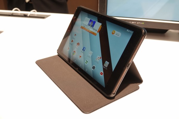 au　タブレット　QZ8 au、いざという時にスマホを充電できる8型タブレット「Qua tab