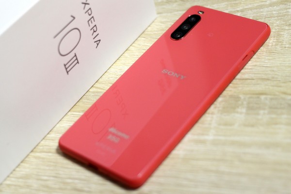 赤色 スマートフォン 本体 鮮やかな“赤”がまぶしい！大人気のNTTドコモ向けプレミアムスマホ