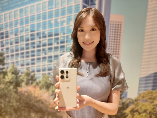 ソフトバンク、SoftBank向け5G対応ミッドハイスマホ「motorola