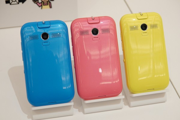 ソフトバンクの子供向けケータイ「キッズフォン 701ZT」を写真で