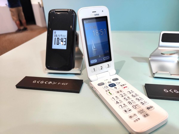 docomo らくらくフォン（折りたたみ式携帯電話 ）グレー らくらくホン F-01M | らくらくホン | 製品 | NTTドコモ