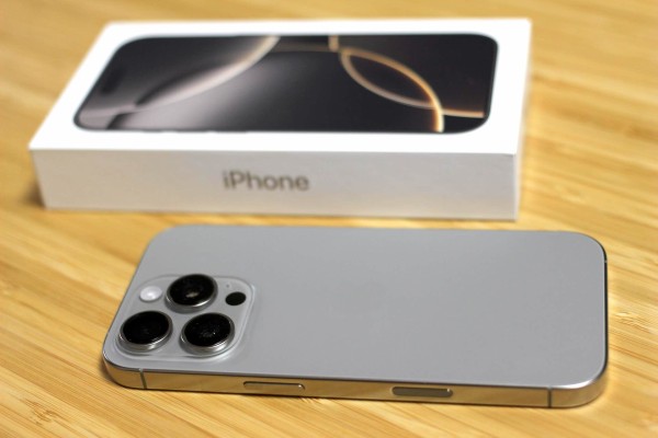 カナダ版】iPhone 16 Pro 512GB ブラックチタニウム