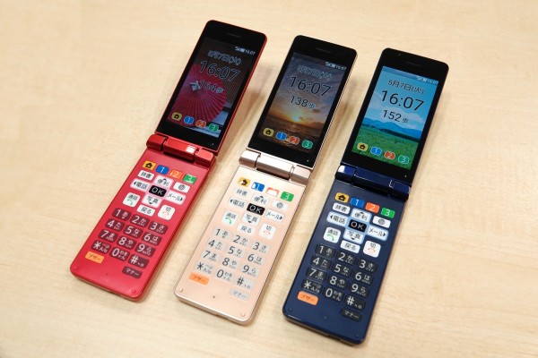 SoftBank向けVoLTE対応折りたたみ型ケータイ「かんたん携帯10」を発表