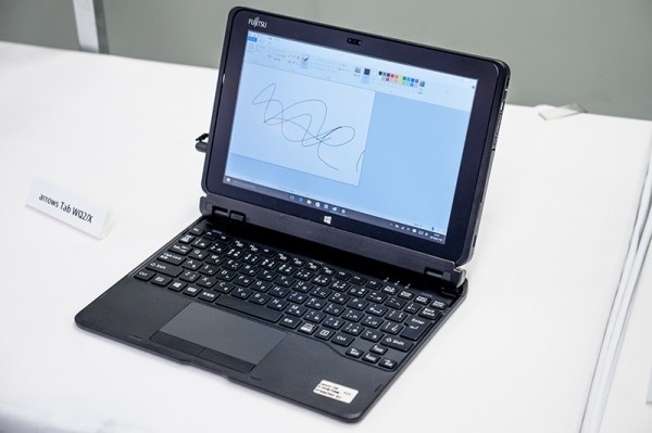 富士通の2つの個性が光るWindows 10タブレット「arrows Tab RH77」と