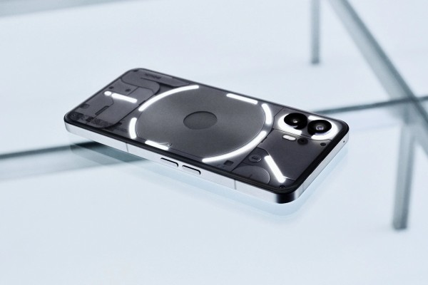 Nothing Technology、背面が光る新スマホ「Nothing Phone (2)」を発表