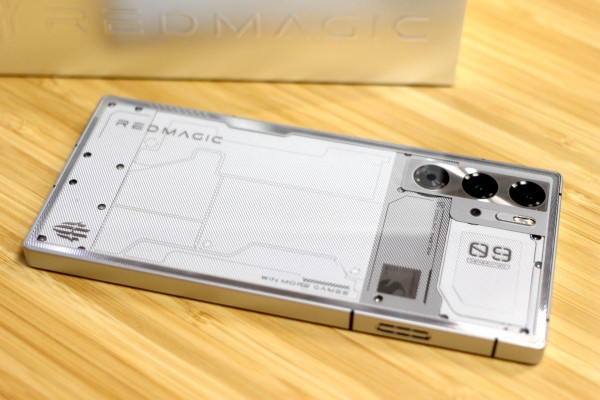 REDMAGIC 9 Pro 付属品完備！ Snapdragon 8 Gen 3搭載の新ゲーミングスマホ「REDMAGIC 9 Pro