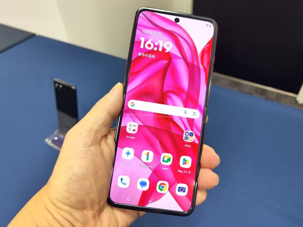 モトローラの高性能なフォルダブルスマホ「motorola razr 50 ultra」を