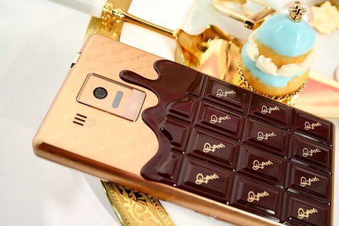 板チョコデザインを堪能！ドコモスマートフォン「Q-pot.phone SH