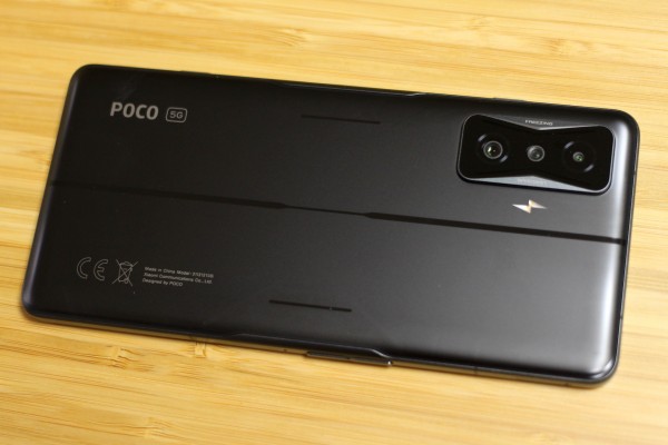 フラッグシップ級なのに6万4800円からと価格を抑えた5Gスマホ